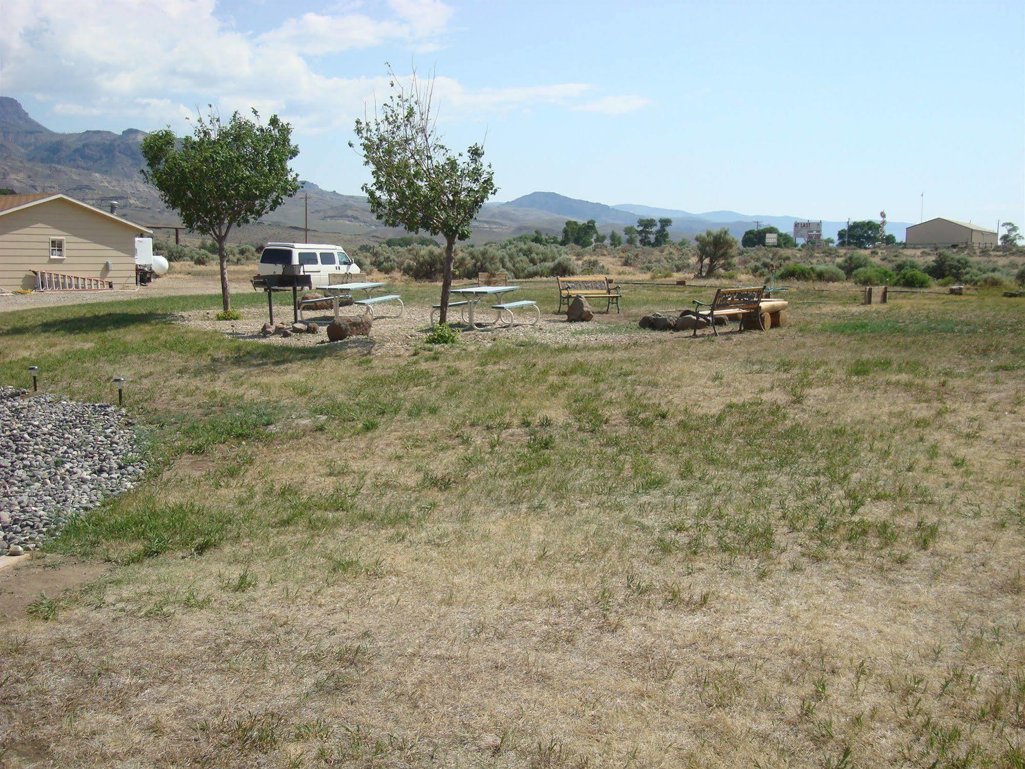 Green Creek Inn And Rv Park Wapiti Exterior photo